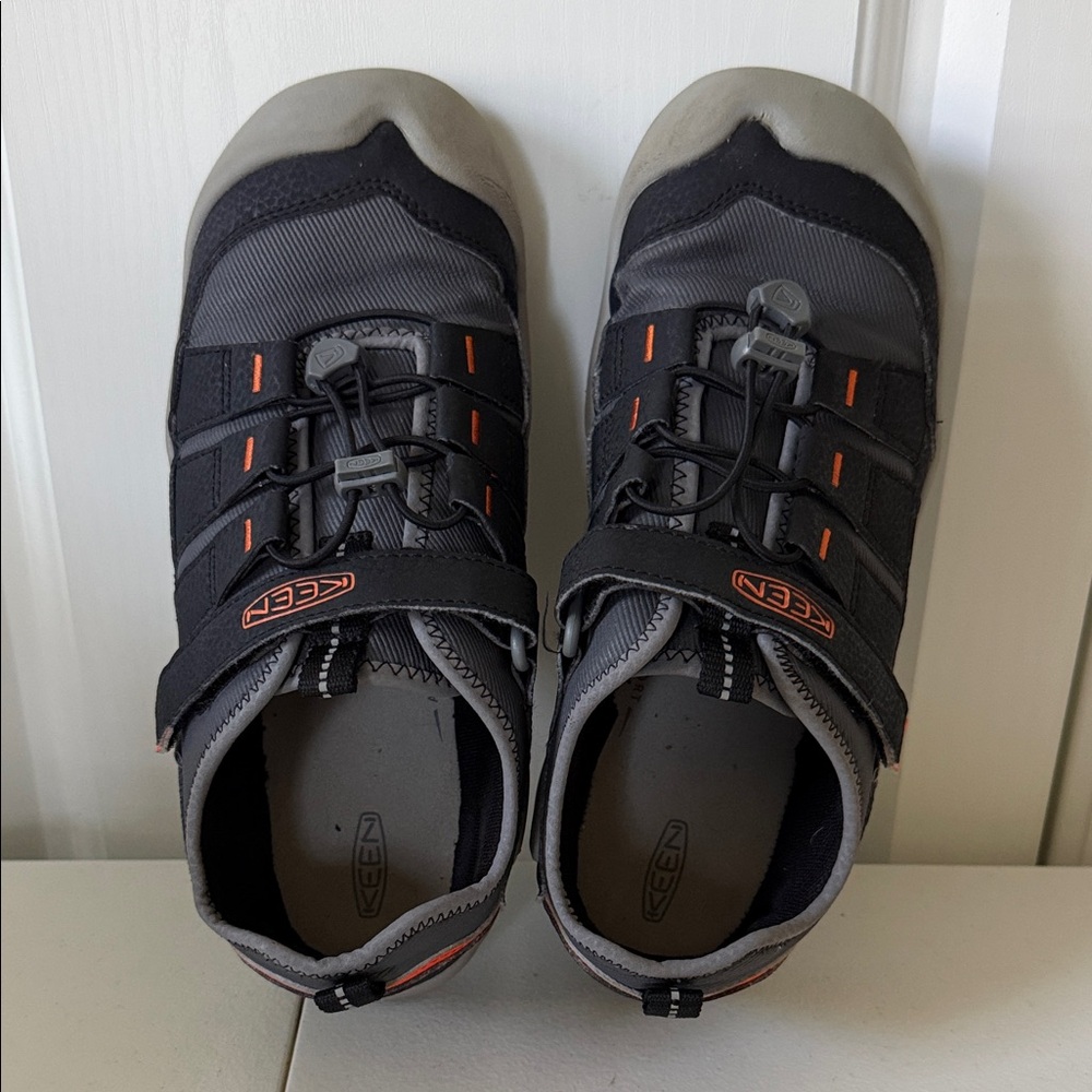 Keen Knotch Hollow Black and Gray Sneakers Water Shoes (sz 5)